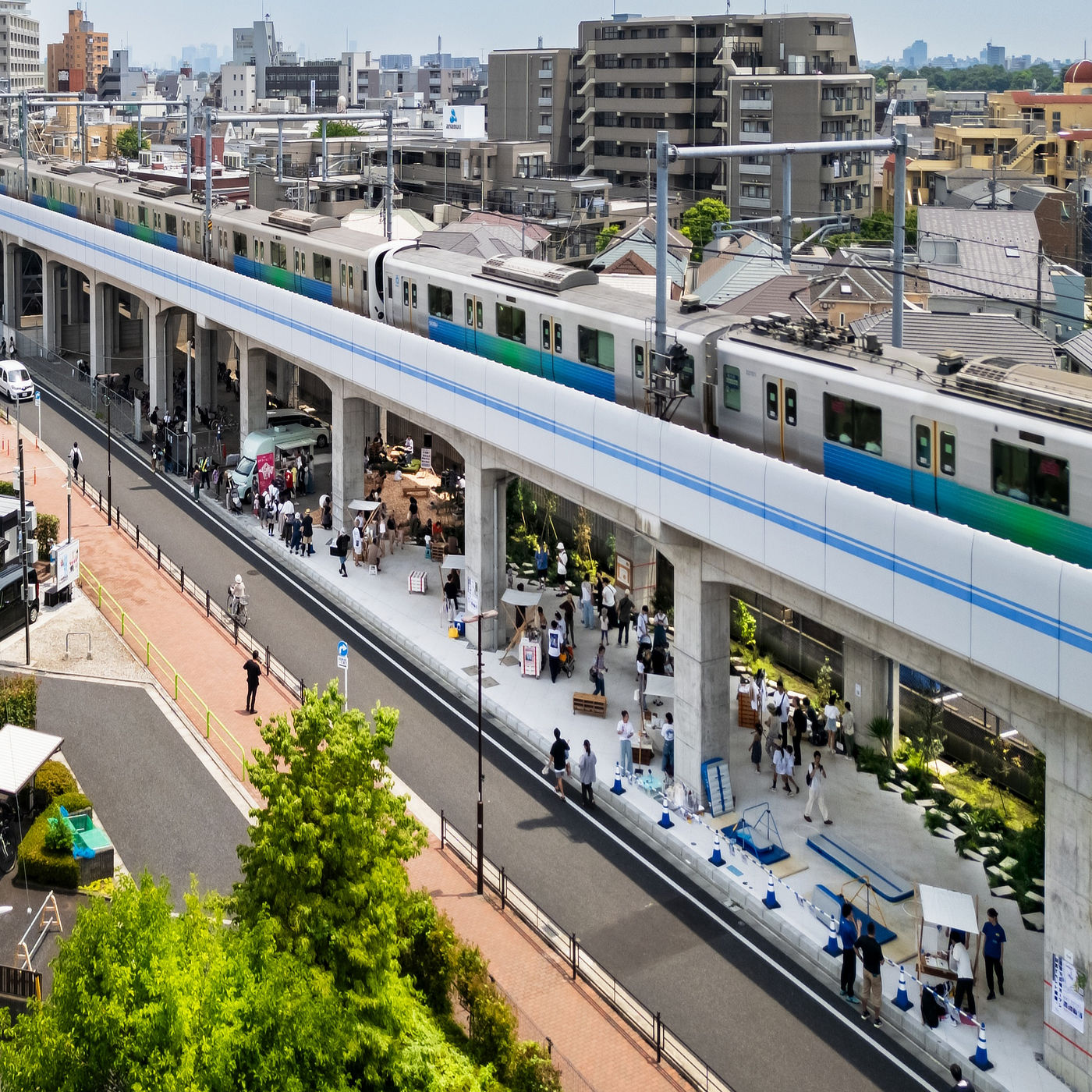 西武鉄道㈱/㈱西武不動産/西武緑化管理㈱/㈱武田清明建築設計事務所/ACID NATURE 乙庭 石神井公園駅~大泉学園駅間の高架下広場01 ©hamada masaki<br>自然あふれる庭でありながら、屋根付きであるため、強い日差しや雨からも守られたまちのイベント空間となっている。
